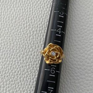 Vintage AVON Gold Flower Ring w/rhinestone center
Sz 5.5